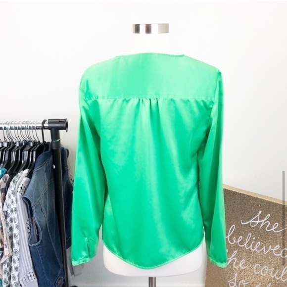 Liz Claiborne bright green buttoned down top - Picture 4 of 6